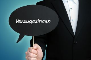 Foto: Schriftzug Verzugszinsen in Sprechblase